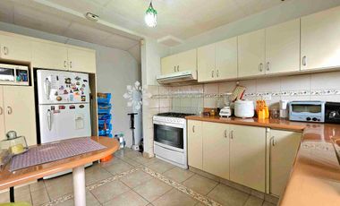 EN VENTA - CASA CON 4 DORMITORIOS Y ESTUDIO, EN EL BARRIO LAS PENCAS