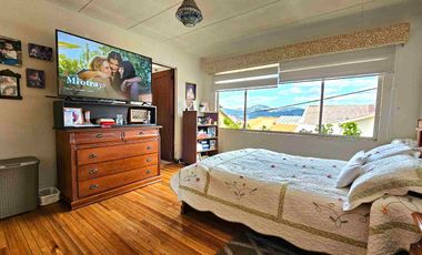 EN VENTA - CASA CON 4 DORMITORIOS Y ESTUDIO, EN EL BARRIO LAS PENCAS