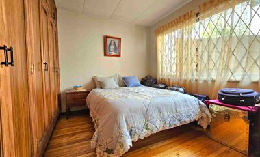 EN VENTA - CASA CON 4 DORMITORIOS Y ESTUDIO, EN EL BARRIO LAS PENCAS