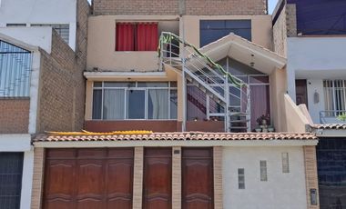 CASA EN VENTA EN PLENA AVENIDA NARANJAL A UNA CUADRA DE AV. PALMERAS, EN LOS OLIVOS