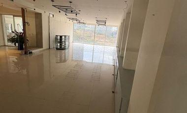 EXCELENTE LOCAL EN RENTA BOSQUES DE LAS LOMAS