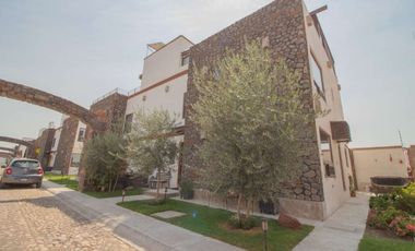 Casa en Residencial, con Espacios Versátiles y Estilo Único