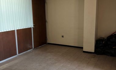 OFICINAS EN SEGUNDO PISO EN EDIFICIO SOBRE AVE UNIVERSIDAD