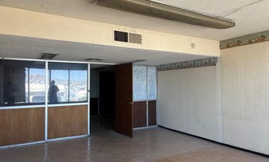 OFICINAS EN SEGUNDO PISO EN EDIFICIO SOBRE AVE UNIVERSIDAD