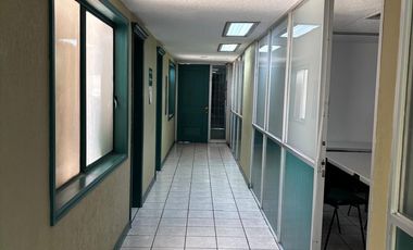 OFICINAS EN SEGUNDO PISO EN EDIFICIO SOBRE AVE UNIVERSIDAD