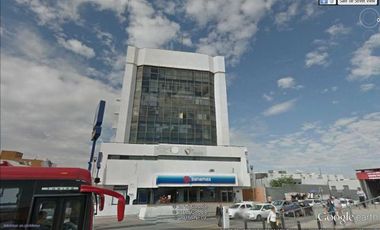OFICINAS HABILITADAS EN MEZZANINE EN EDIFICIO SOBRE AVENIDA UNIVERSIDAD