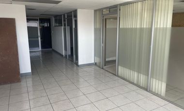 OFICINAS HABILITADAS EN MEZZANINE EN EDIFICIO SOBRE AVENIDA UNIVERSIDAD