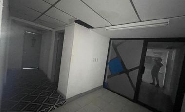 OFICINAS HABILITADAS EN MEZZANINE EN EDIFICIO SOBRE AVENIDA UNIVERSIDAD