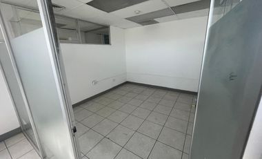 OFICINAS HABILITADAS EN MEZZANINE EN EDIFICIO SOBRE AVENIDA UNIVERSIDAD