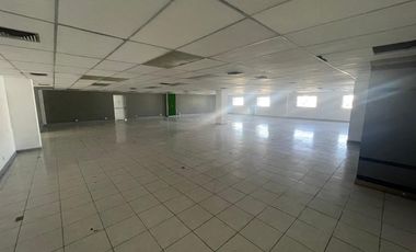 OFICINAS HABILITADAS EN MEZZANINE EN EDIFICIO SOBRE AVENIDA UNIVERSIDAD