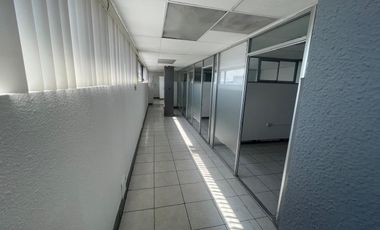 OFICINAS HABILITADAS EN MEZZANINE EN EDIFICIO SOBRE AVENIDA UNIVERSIDAD