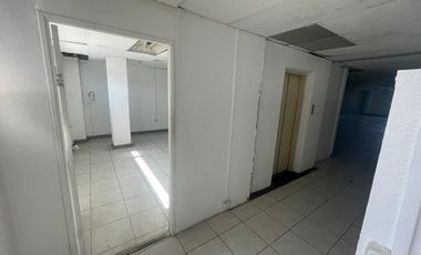 OFICINAS HABILITADAS EN MEZZANINE EN EDIFICIO SOBRE AVENIDA UNIVERSIDAD