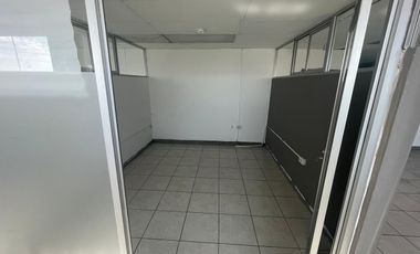 OFICINAS HABILITADAS EN MEZZANINE EN EDIFICIO SOBRE AVENIDA UNIVERSIDAD