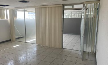 OFICINAS HABILITADAS EN MEZZANINE EN EDIFICIO SOBRE AVENIDA UNIVERSIDAD