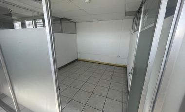 OFICINAS HABILITADAS EN MEZZANINE EN EDIFICIO SOBRE AVENIDA UNIVERSIDAD