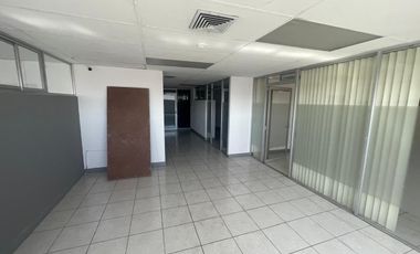 OFICINAS HABILITADAS EN MEZZANINE EN EDIFICIO SOBRE AVENIDA UNIVERSIDAD