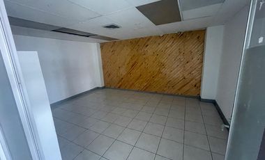 OFICINAS HABILITADAS EN MEZZANINE EN EDIFICIO SOBRE AVENIDA UNIVERSIDAD