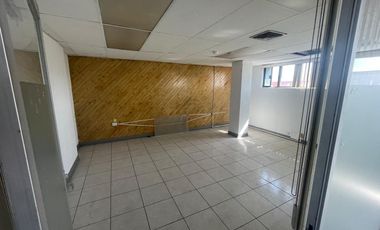OFICINAS HABILITADAS EN MEZZANINE EN EDIFICIO SOBRE AVENIDA UNIVERSIDAD