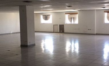 OFICINAS HABILITADAS EN MEZZANINE EN EDIFICIO SOBRE AVENIDA UNIVERSIDAD