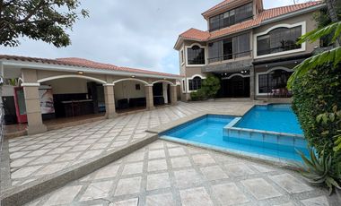 En venta casa de 5 dormitorios en Urb.Aquamarina en la vía Samborondón km 1.