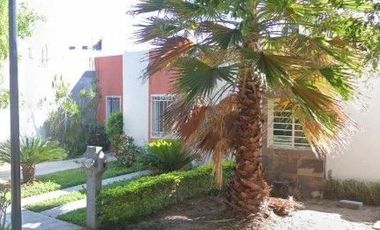 Casa en Venta en Fraccionamiento Almendros, Manzanillo Colima CLJ.