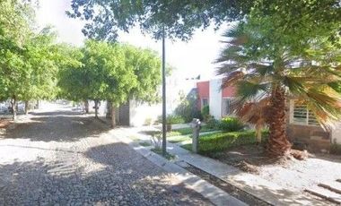 Casa en Venta en Fraccionamiento Almendros, Manzanillo Colima CLJ.