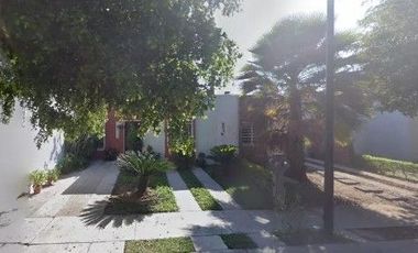 Casa en Venta en Fraccionamiento Almendros, Manzanillo Colima CLJ.
