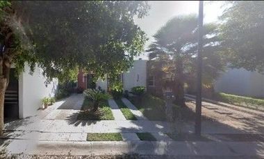 Casa en Venta en Fraccionamiento Almendros, Manzanillo Colima CLJ.