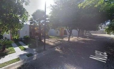 Casa en Venta en Fraccionamiento Almendros, Manzanillo Colima CLJ.