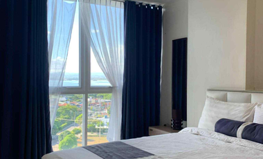 FOR RENT - 1BEDROOM WITH BALCONY FRONT SEA & POOL VIEW IN MACTAN NEWTOWN, LAPU-LAPU CEBU. POLISHED & MODERN UNIT.