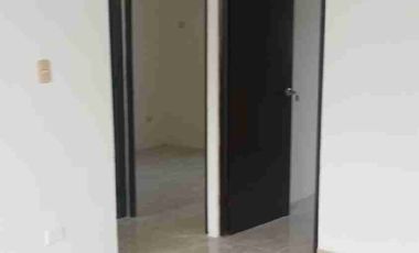 ALQUILO CASA DE UNA PLANTA  VILLA DEL REY CON CUBIERTA SIBRE LOSA PARA EVITAR PROBLEMAS DE LLUVIA ..