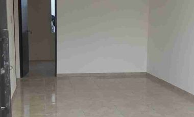 ALQUILO CASA DE UNA PLANTA  VILLA DEL REY CON CUBIERTA SIBRE LOSA PARA EVITAR PROBLEMAS DE LLUVIA ..