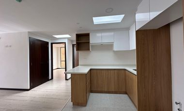 Departamento en venta en el quinto piso con tres dormitorios, sector Av. Don Bosco