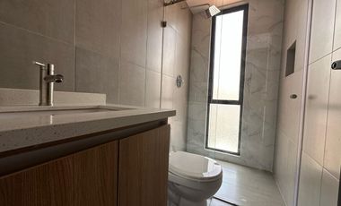 Departamento en venta en el quinto piso con tres dormitorios, sector Av. Don Bosco