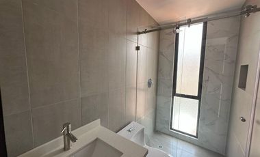 Departamento en venta en el quinto piso con tres dormitorios, sector Av. Don Bosco
