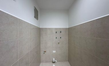 Departamento en venta en el quinto piso con tres dormitorios, sector Av. Don Bosco