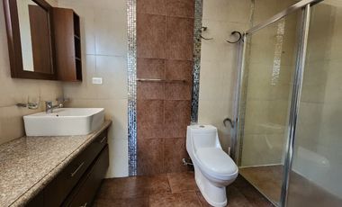 En venta: casa ideal para familias, cerca del Colegio Santana y Racar Shopping