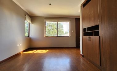 En venta: casa ideal para familias, cerca del Colegio Santana y Racar Shopping