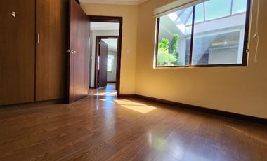 En venta: casa ideal para familias, cerca del Colegio Santana y Racar Shopping