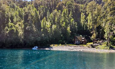 Exclusiva Parcela con Playa Privada y Casa Equipada en Lago Todos los Santos – P.N. Vicente Pérez Rosales