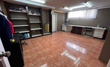 Renta de casa comercial en la Av Occidental