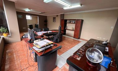 Renta de casa comercial en la Av Occidental