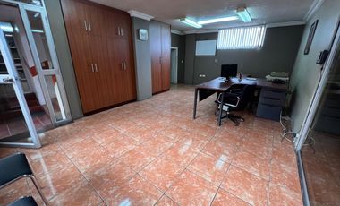 Renta de casa comercial en la Av Occidental