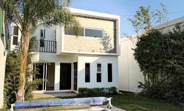 VENTA DE CASA EN JARDINES DE TLAYACAPAN