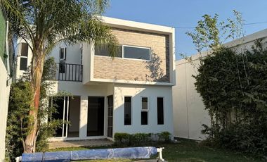 VENTA DE CASA EN JARDINES DE TLAYACAPAN