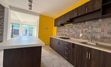 VENTA DE CASA EN JARDINES DE TLAYACAPAN