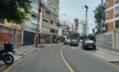 VENDO TERRENO 80M2. CON LICENCIA DE CONSTRUCCION, URB. LOS SAUCES SURQUILLO