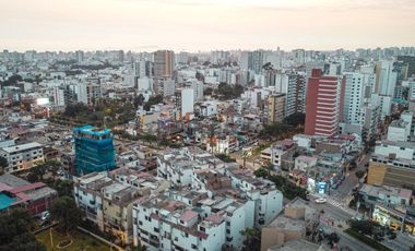 VENDO TERRENO 80M2. CON LICENCIA DE CONSTRUCCION, URB. LOS SAUCES SURQUILLO