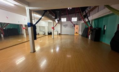 Galpon comercial sobre importante avenida en venta