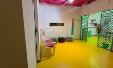 Galpon comercial sobre importante avenida en venta